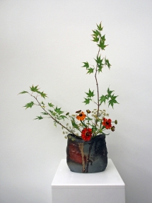 Vase 2017 mit Ikebana von Antje Klatt